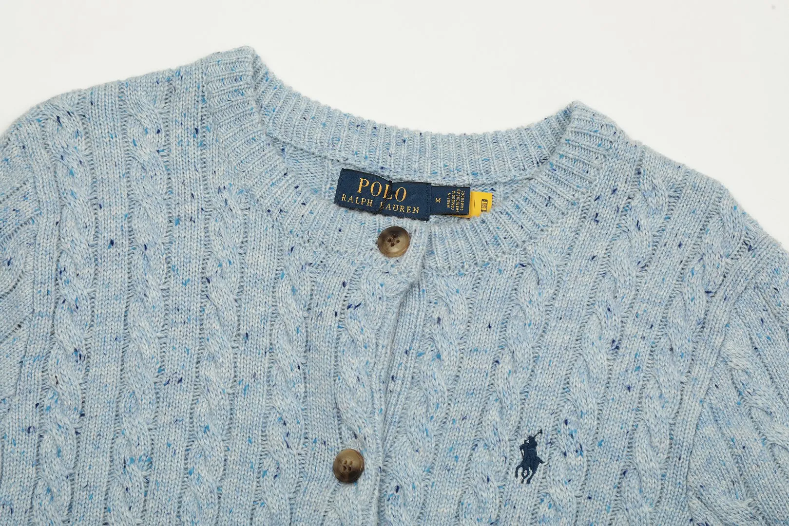 P230 Top quality" Style number: DS018# [Ralph Lauren wool blended pony embroidered logo twist knitted cardigan] ✅Ralph Lauren gradient multi-color dot versatile knitted cardigan jacket for all seasons ✅15% Merino cotton wool 85% wool blend Customized laser buttons Clean and clear texture ✅ZP quality 1:1 version Scan the code to enter the GF website Counter quality ✅Detailed quality The only one in Guangzhou Imported quality wool, focusing on high-end, cost-effective, good quality needless to say ✅The version is restored to the original order, the maximum size can be worn up to 150 pounds, loose, comfortable and stress-free ✅The upper body is simple and easy to match, a must-have for goddess ootd. Good-looking clothes are never picky. A must-have in the goddess's wardrobe. Size: S-L Color: Navy blue, light blue, off-white, leather pink, Christmas red